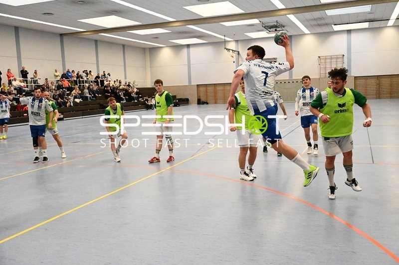 Spieler von Edingen in Aktion beim Torwurf