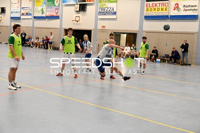 Spieler des TV Edingen wirft den Ball