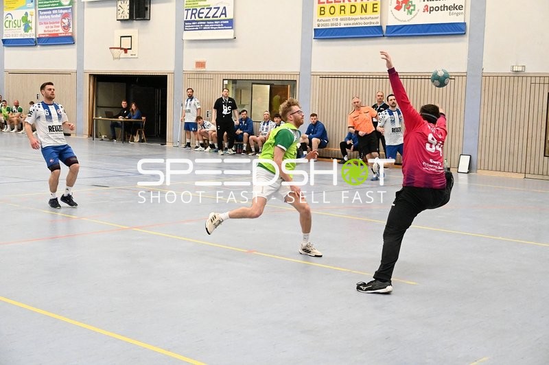 Handballspieler beim Wurf auf Tor