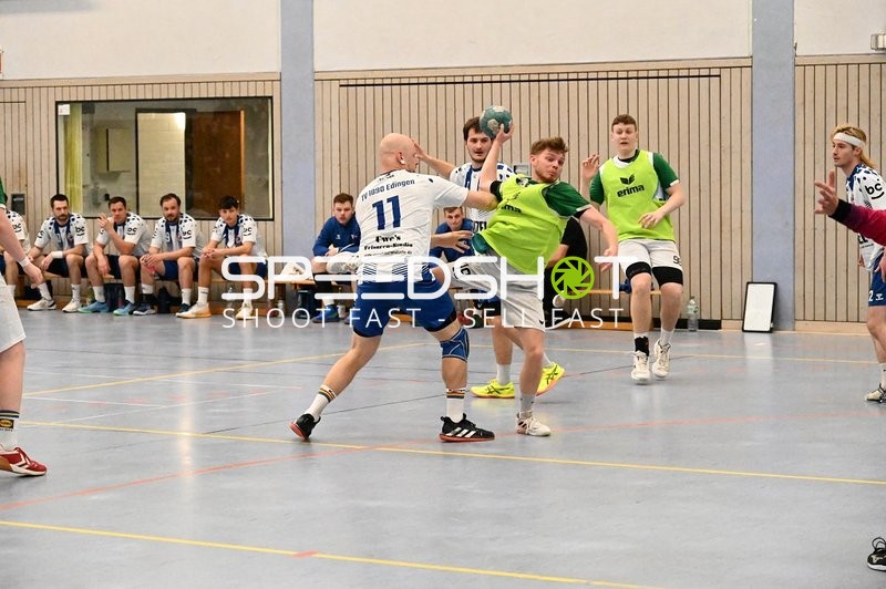 Spieler von TV Edingen blockt Wurf