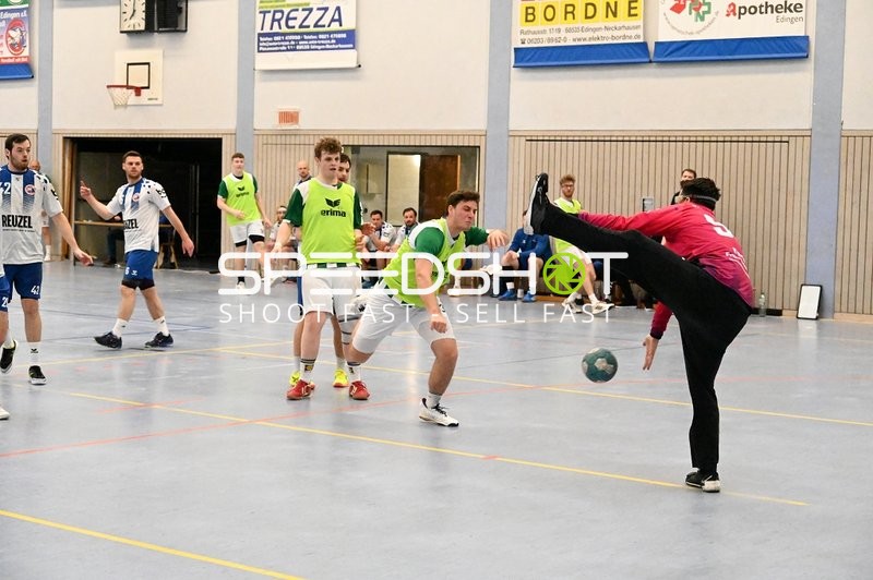 Dynamische Torwartparade im Handballspiel