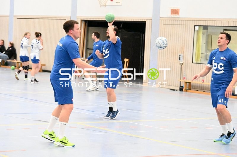 Spieler von TV Edingen beim Aufwärmen