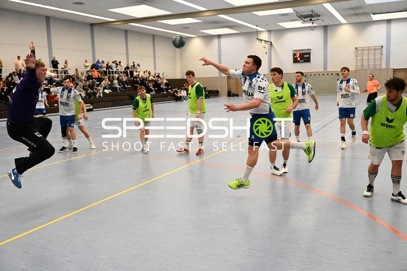 Dynamischer Wurf im Handballspiel TV Edingen gegen TV Friedrichsfeld