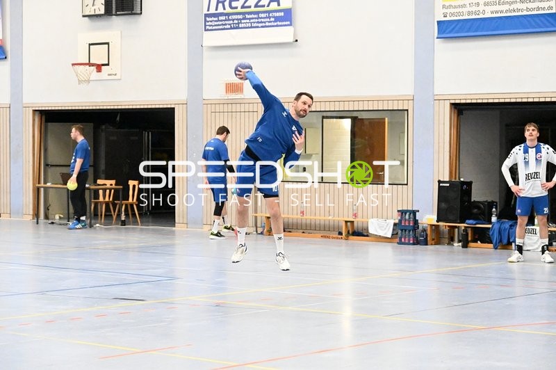 Handballspieler wirft in der Halle
