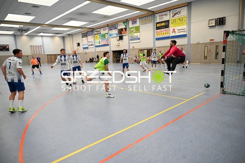 TV Edingen Spieler Nummer 7 wirft gegen TV Friedrichsfeld