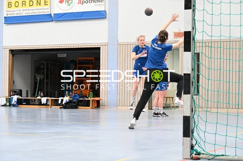 Spielerin von Tv Edingen wirft auf Tor von SG Nussloch