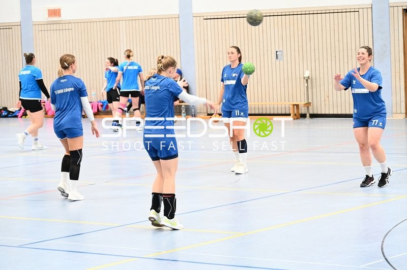 Spielerinnen wärmen sich auf