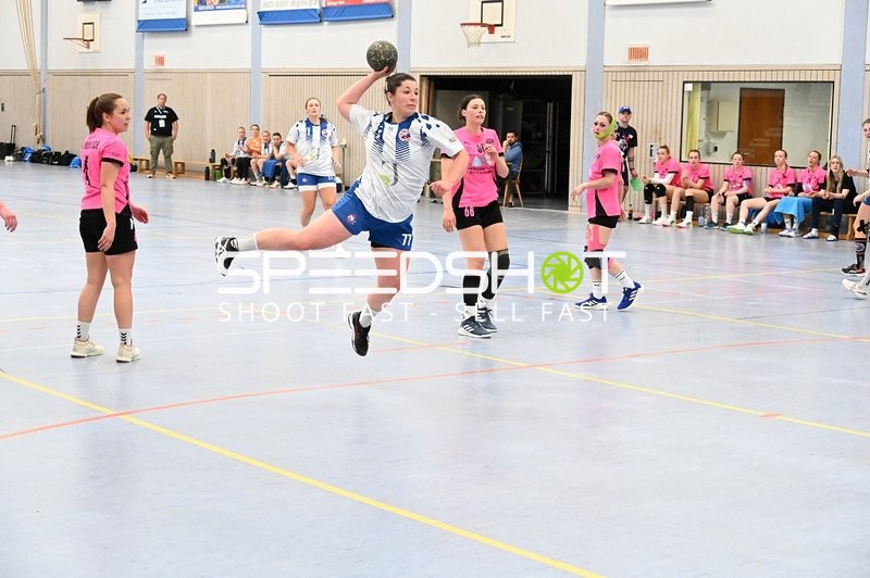 Sprungwurf von Spielerin Nummer 77 in der Halle