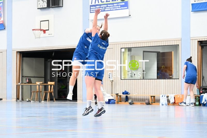 Spielerinnen von Tv Edingen beim Aufwärmsprung