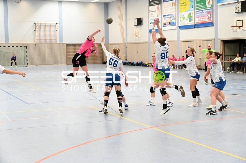 Spielerin von SG Nussloch wirft den Ball