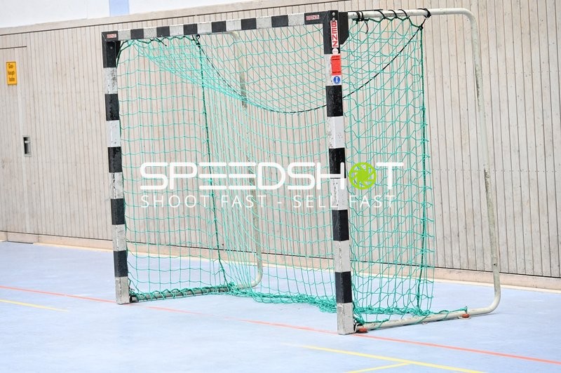 Leeres Handballtor in Sporthalle