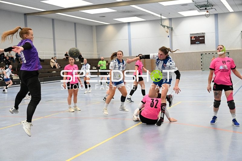 Handballspiel: Außergewöhnliche Sprungaktion in der Sporthalle