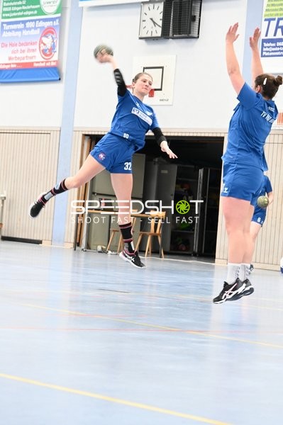 Dynamischer Sprungwurf im Handballspiel
