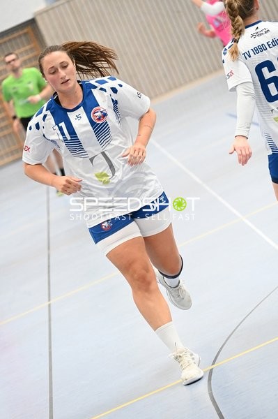 Dynamischer Lauf einer Spielerin im weißen Trikot