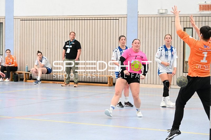 Spielerin der SG Nussloch beim Wurf auf das Tor der TV Edingen