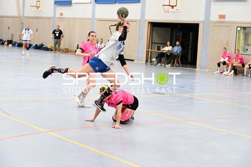 Dynamischer Sprungwurf von Spielerin aus Tv Edingen