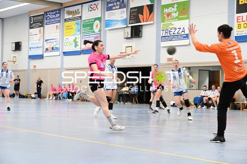 Spielerin von SG Nussloch beim Wurf aufs Tor