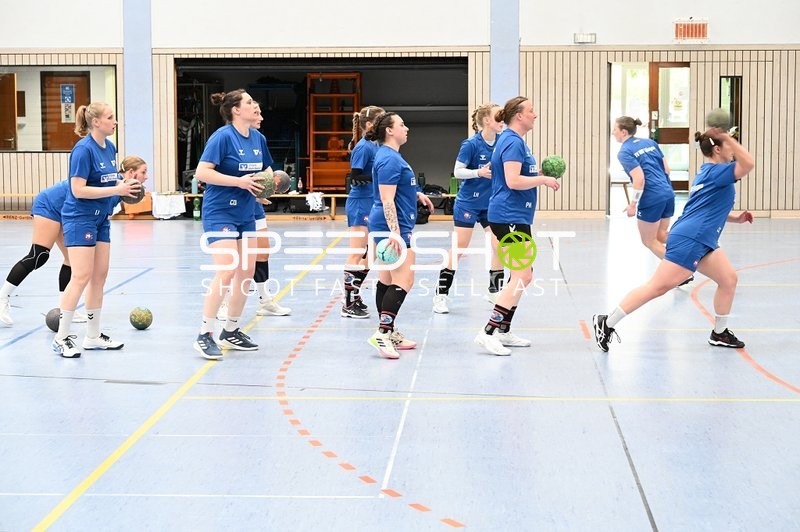 Spielerinnen wärmen sich vor dem Spiel auf