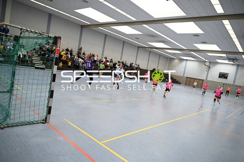 Springender Spieler der SG Nussloch beim Angriff
