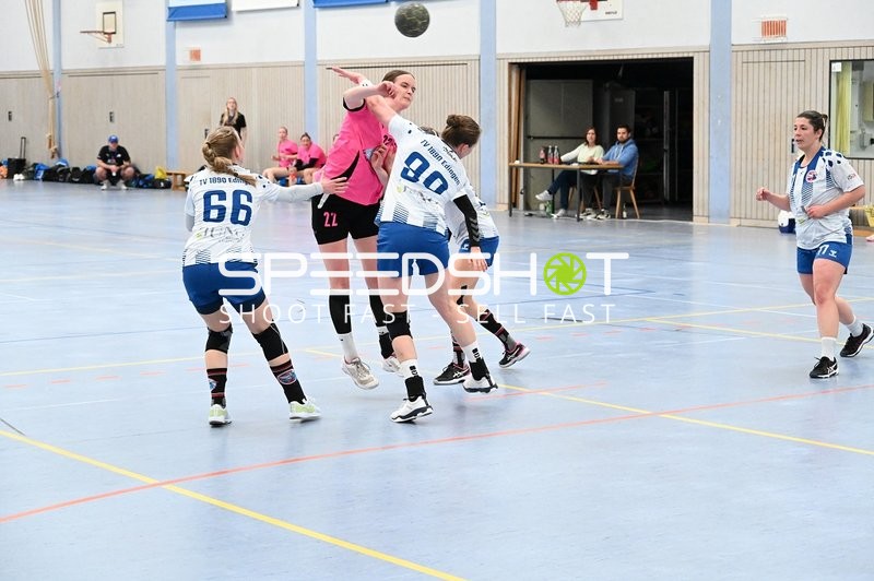 Spieler Nummer 22 von SG Nussloch beim Wurf gegen Tv Edingen