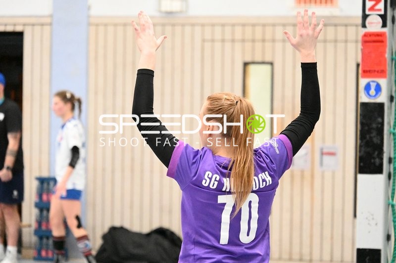 Spielerin der SG Nussloch hebt die Arme