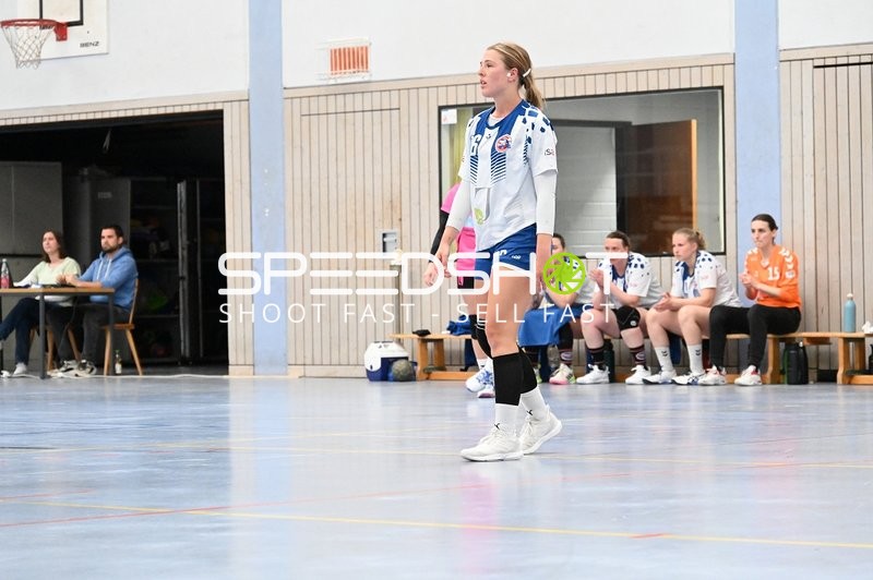Spielerin in der Sporthalle vor dem Spiel