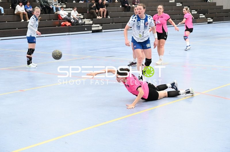 Spielerin beim Wurf am Boden