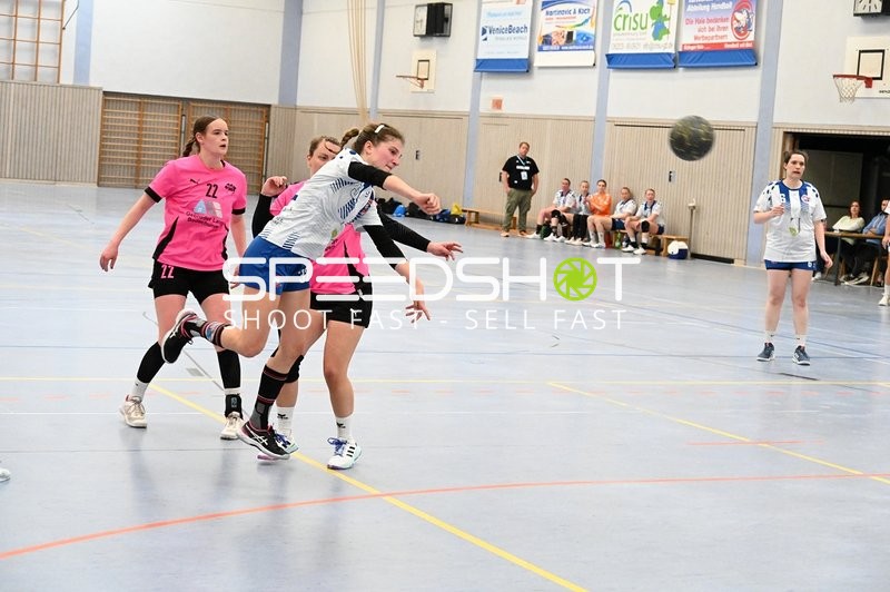 Spielerin von Tv Edingen wirft beim Handballspiel gegen SG Nussloch