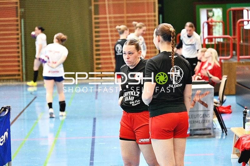 Spielerinnen im Gespräch vor dem Spielbeginn