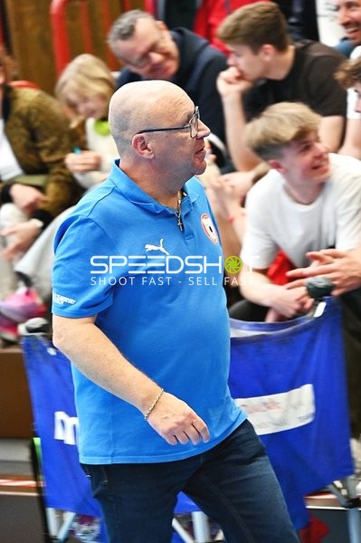 Trainer inmitten lebhafter Zuschauer