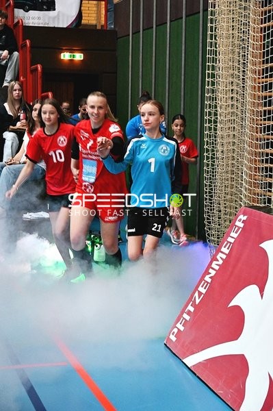 Spielerinnen laufen ein