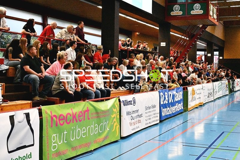 Zuschauer verfolgen das Spiel aus der Tribüne