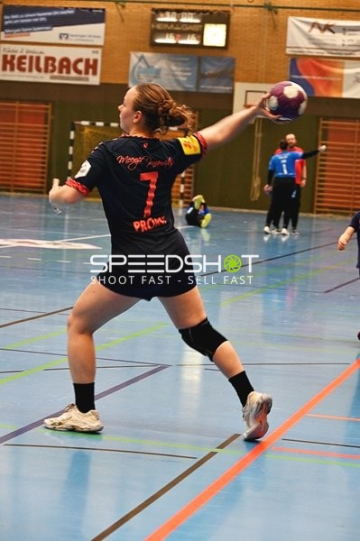 Handballspielerin in Wurfposition