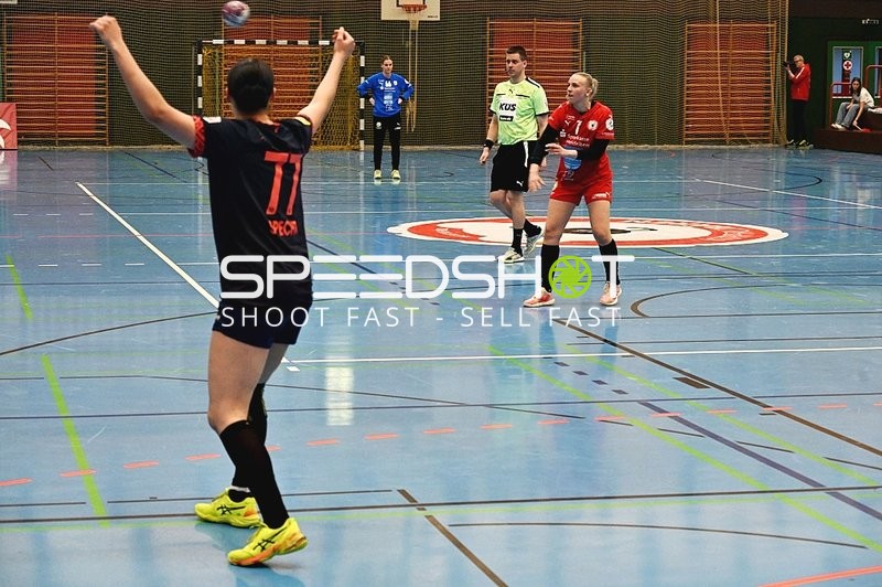 Spieler der Kurpfalz Bären im Passspiel gegen Mainz 05