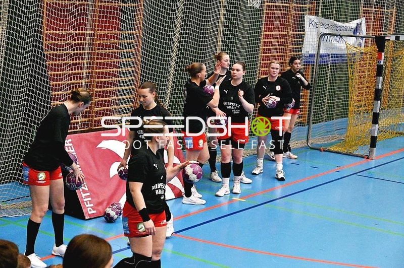 Spielerinnen der Kurpfalz Bären vor der Einwechslung