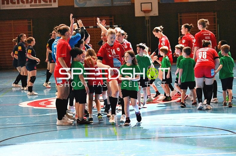 Kurpfalz Bären beim Einlaufen mit Kindern