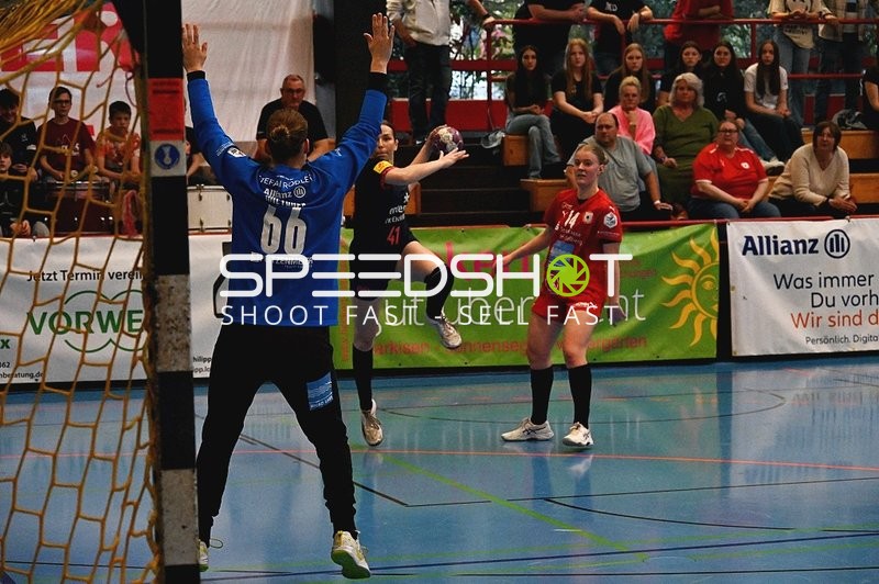 Torwart von Mainz 05 blockt Wurf