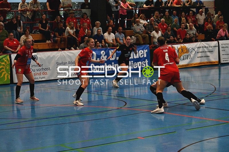 Kampf um den Ball zwischen Kurpfalz Bären und Mainz 05