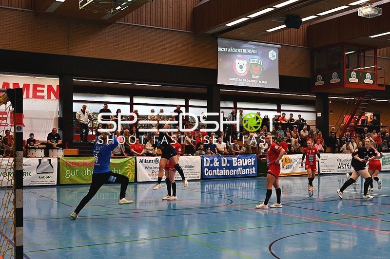 Handballwurf im Spiel zwischen Kurpfalz Bären und Mainz 05