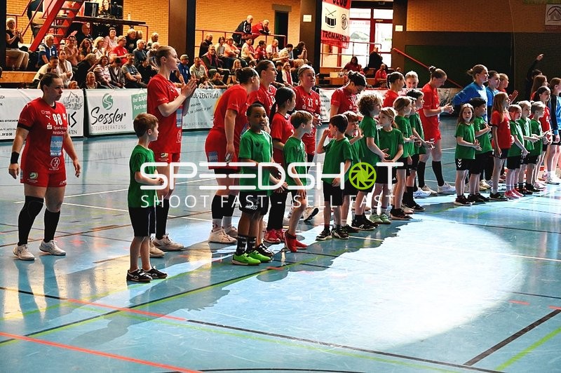 Einlaufen der Teams und Kinder