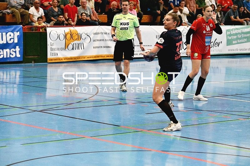Spielerin von Mainz 05 beim Pass