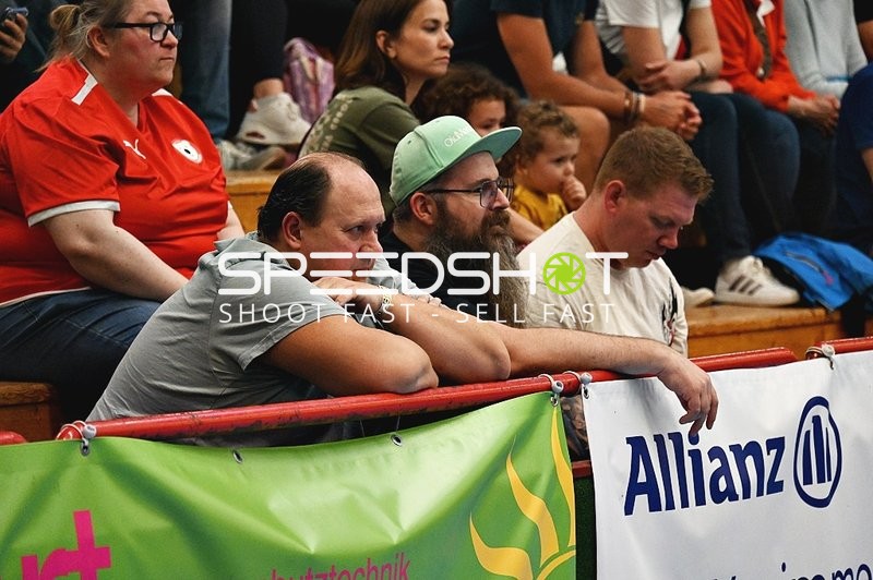 Zuschauer verfolgen das Spiel