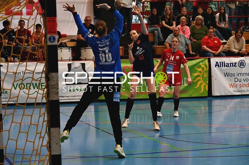 Torwart pariert Wurf