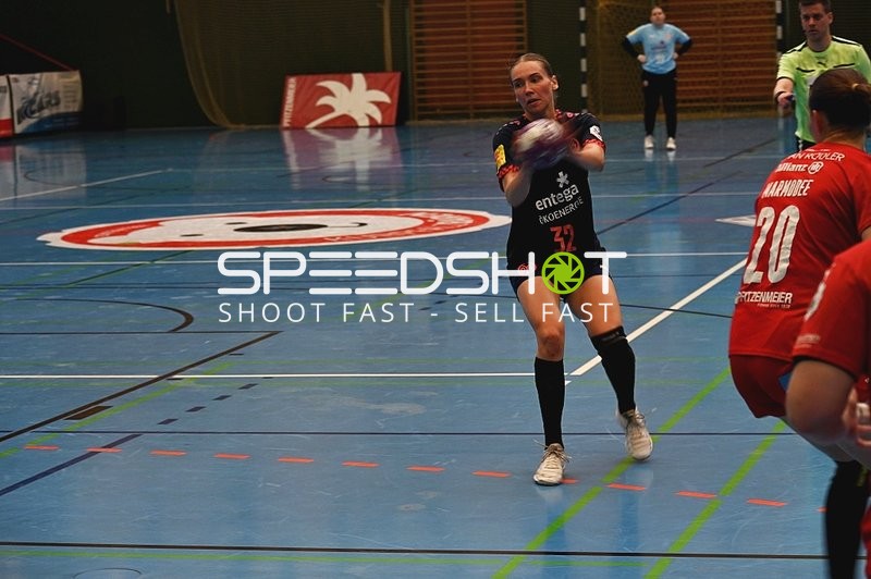 Spannender Pass im Handballspiel