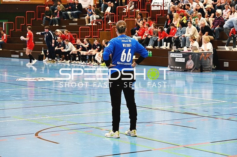 Trainer der Kurpfalz Bären beobachtet Spiel