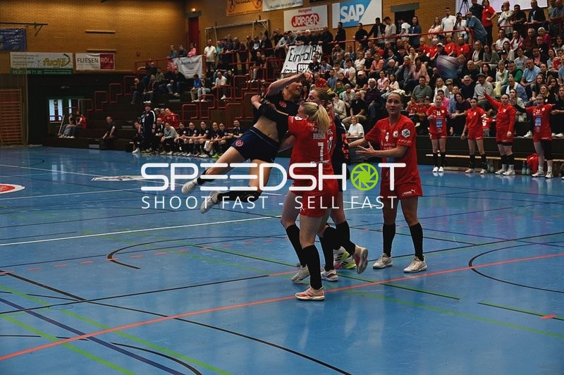 Wurfversuch bei Handballspiel in Ketsch