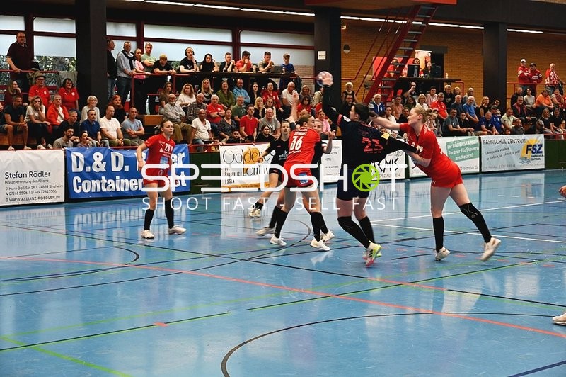 Spielerin Nummer 16 von den Kurpfalz Bären beim Wurfversuch