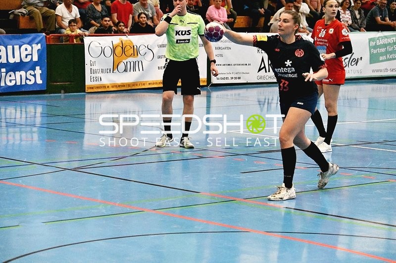 Spielerin von Mainz 05 beim Wurf