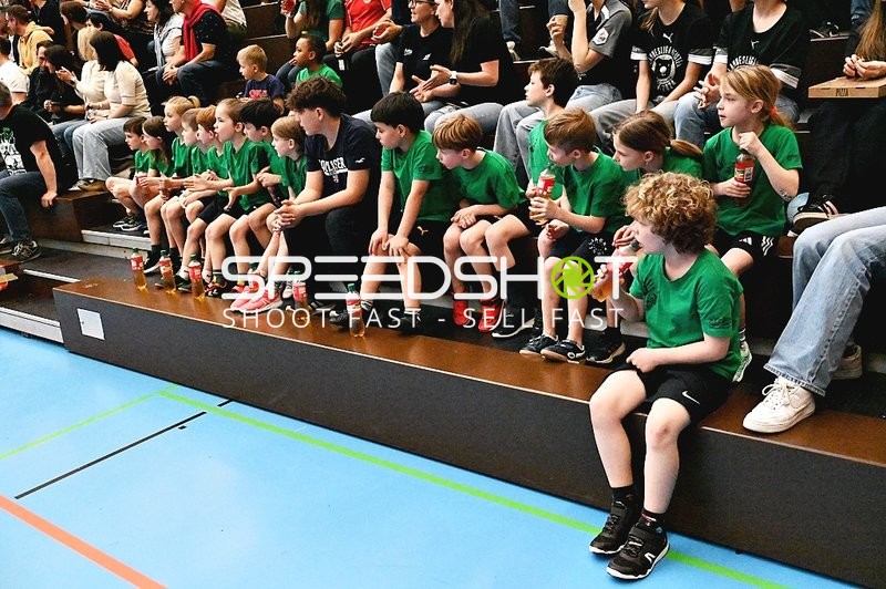 Kinder auf der Tribüne vor dem Spiel