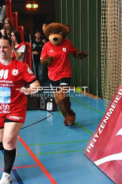 Kurpfalz Bären betreten das Spielfeld mit Maskottchen